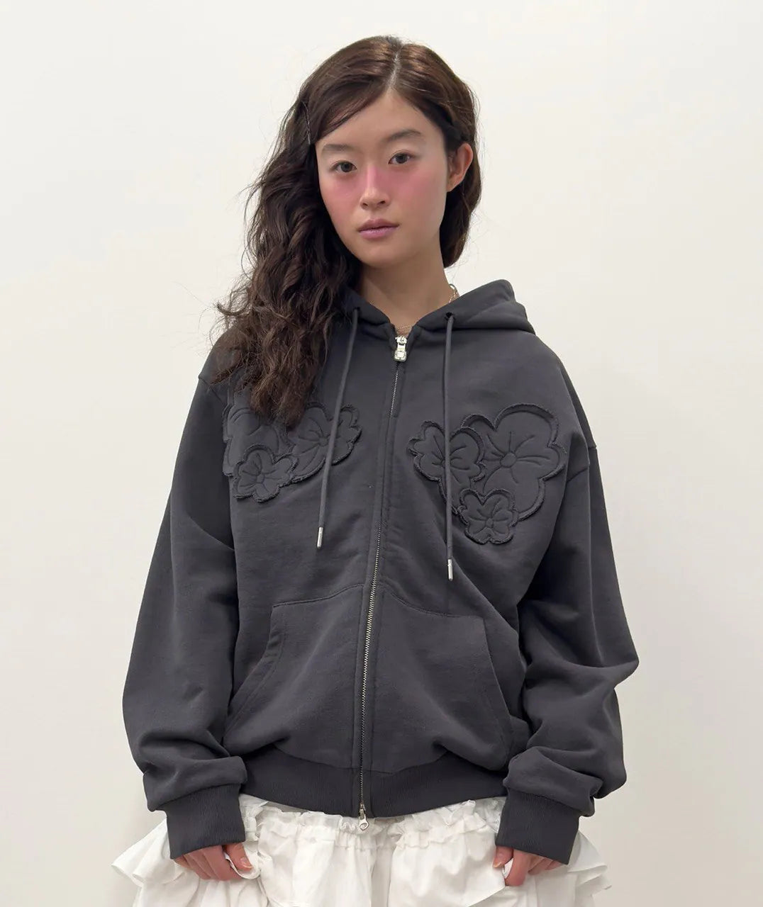 【typeservice】Flower Appliqué Zip Hoodie [Black / Charcoal]