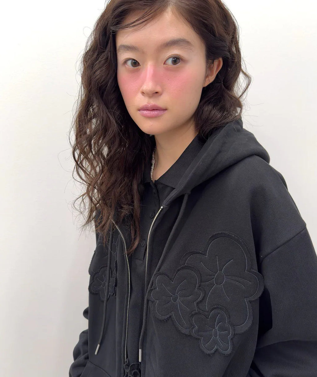 【typeservice】Flower Appliqué Zip Hoodie [Black / Charcoal]