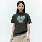 【ADSB】 UNISEX HEART MESSAGE T-SHIRT [ WHITE / CHARCOAL ]