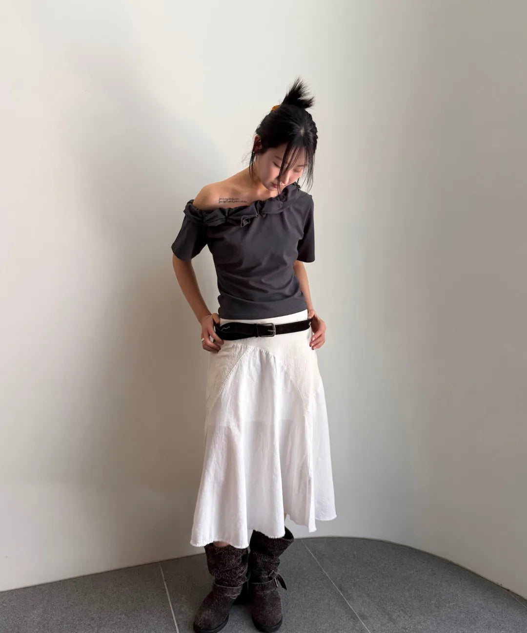 【kijun】Twist One-Shoulder Top [Off-White / Charcoal]