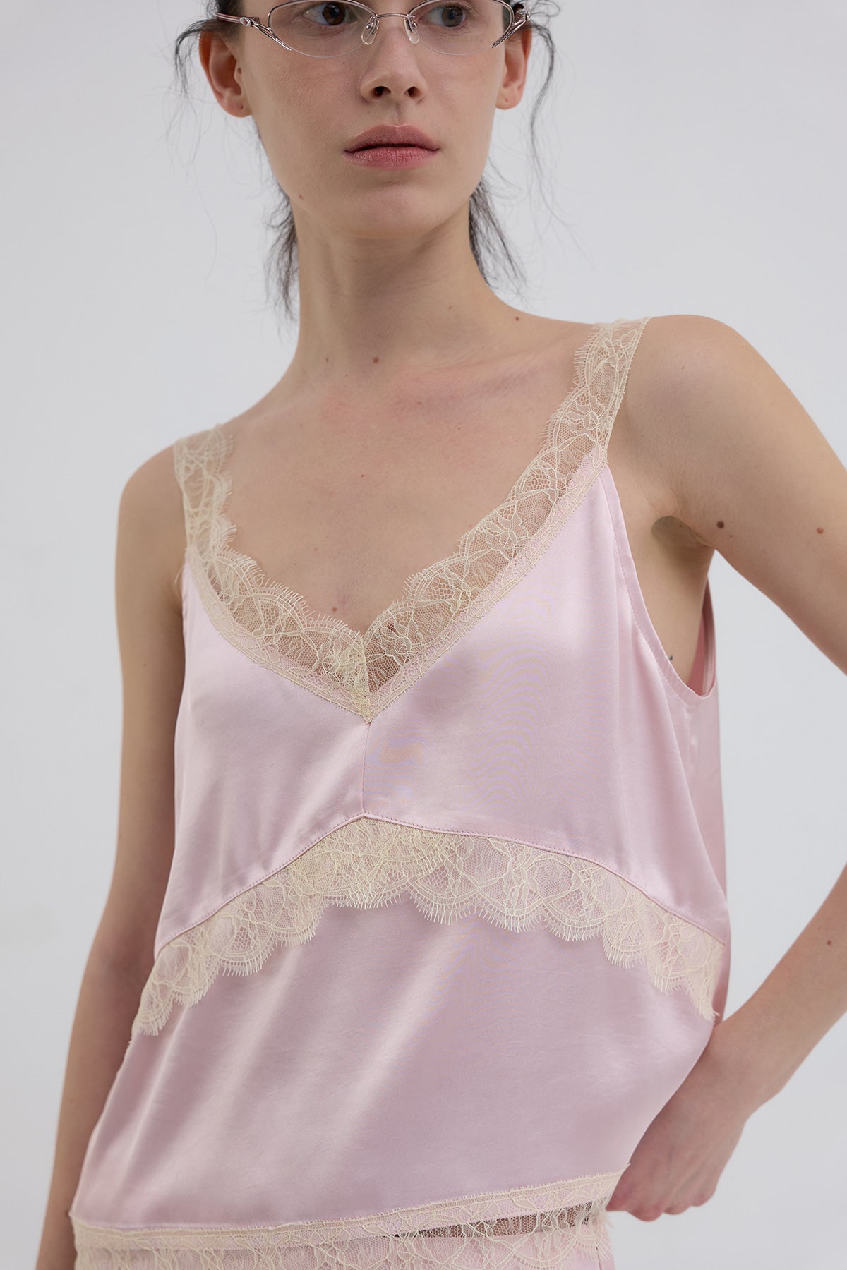 【overdue flair】LACE SATIN SLEEVELESS - 2 colors