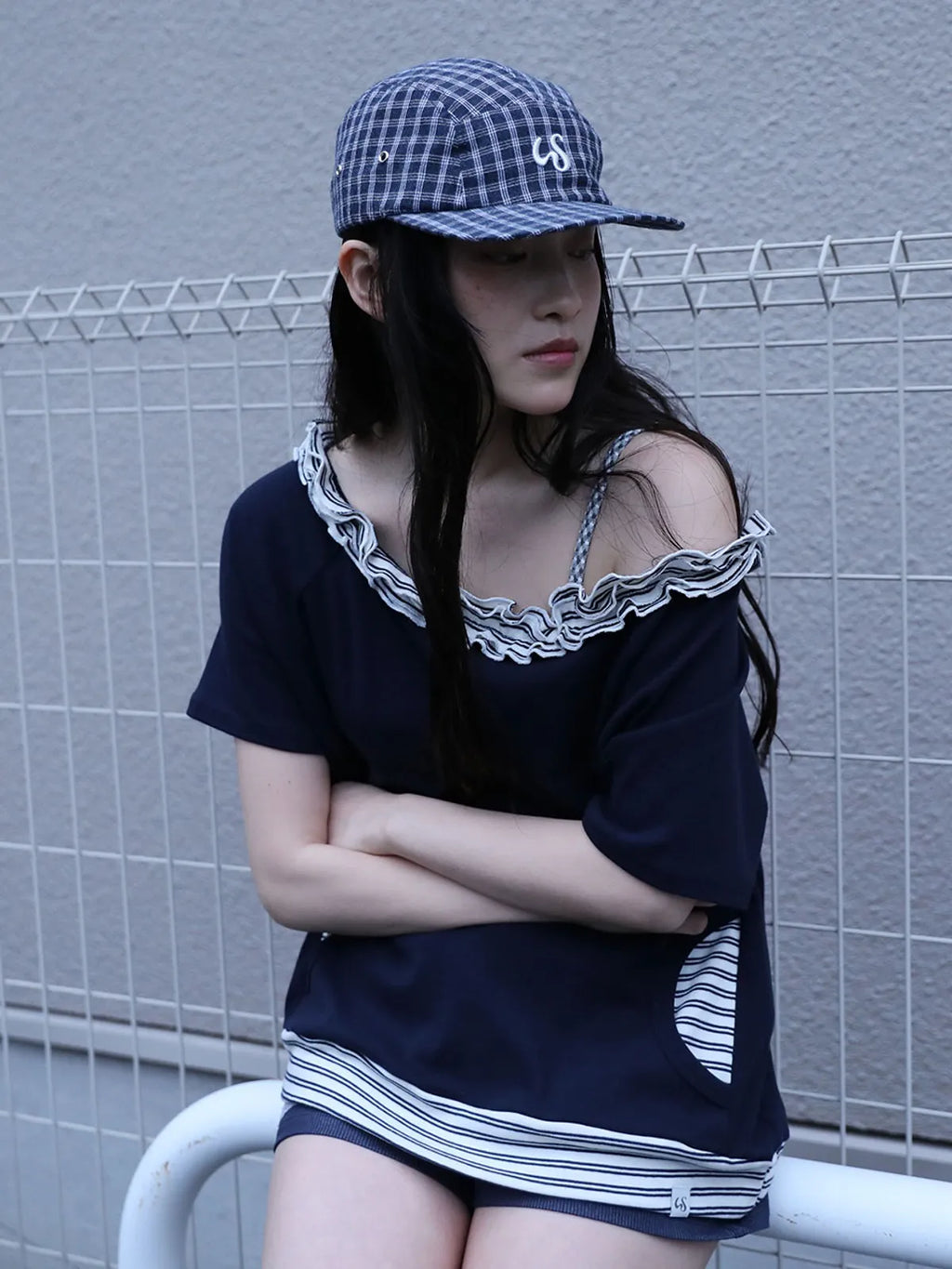 【Uglyshadow】 STRIPE FRILL OFF-SHOULDER [ GREY / NAVY ]