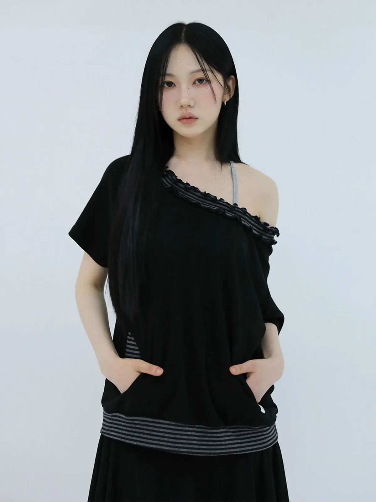 【Uglyshadow】 STRIPE FRILL OFF-SHOULDER [ GREY / NAVY ]