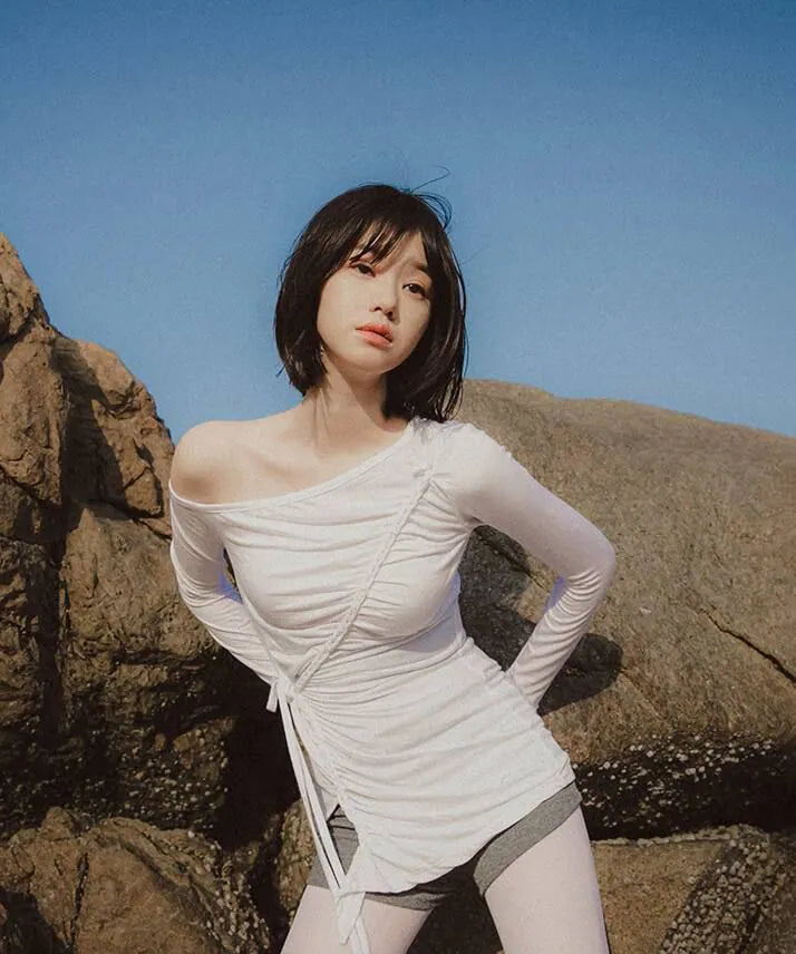 【Flare up】Handmade Twisted One-Shoulder Long Sleeve [Black / White / Gray]