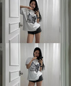 【3hreeto8ighty】SNAP CORSET GRAPHIC T-SHIRT - 2 colors