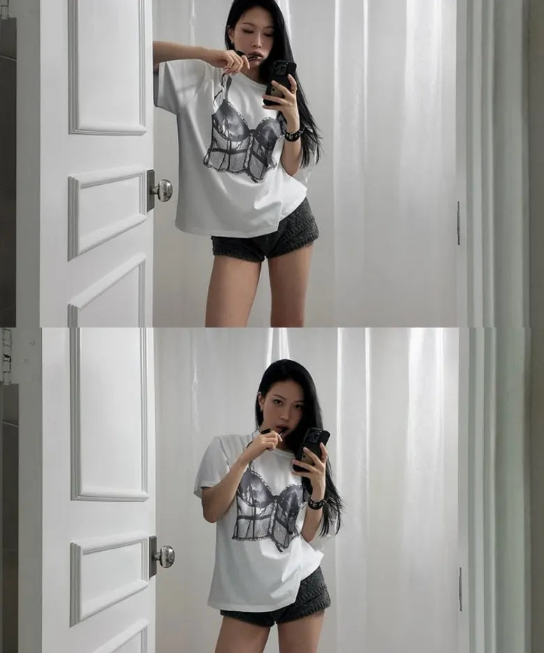 【3hreeto8ighty】SNAP CORSET GRAPHIC T-SHIRT - 2 colors