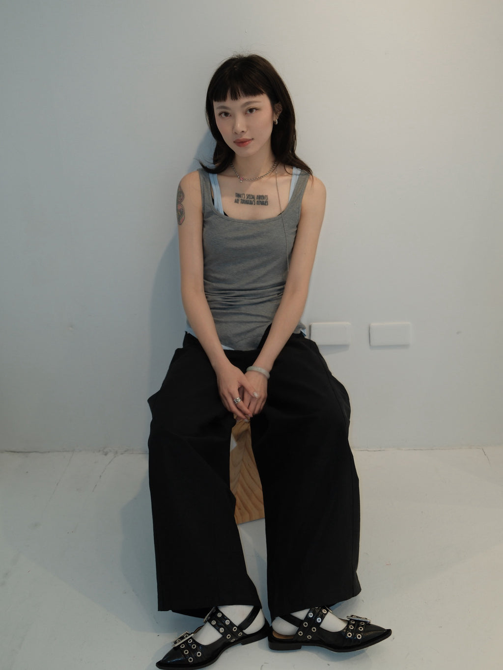 弧形設計彎刀褲
