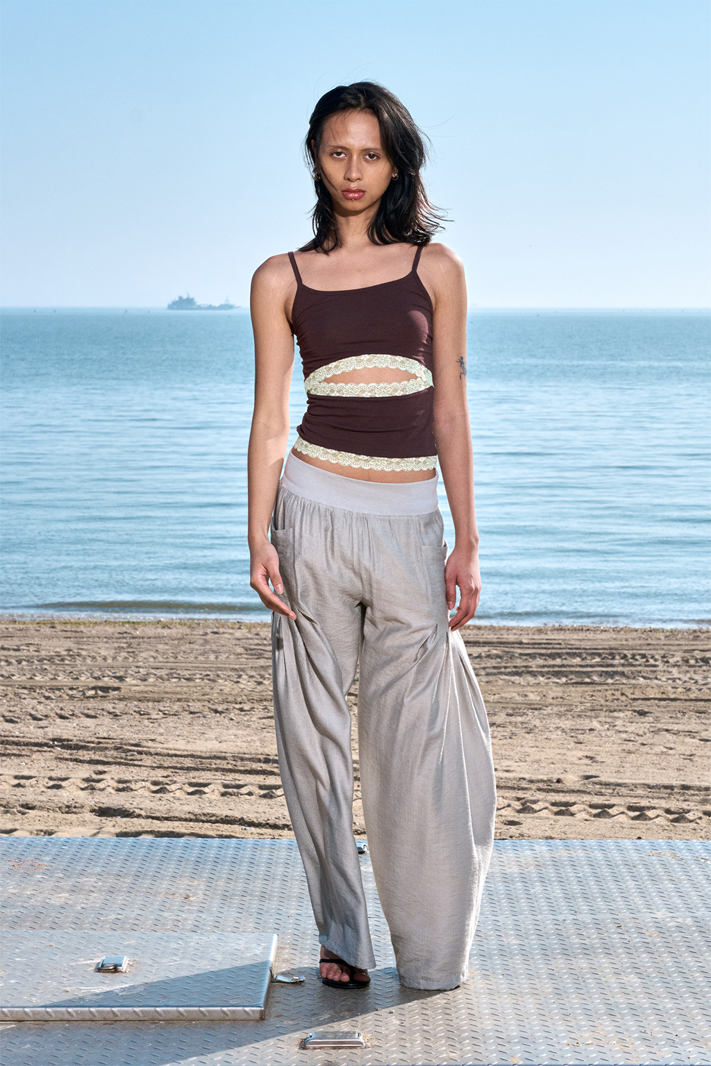 【odlyworkshop】Lace Cutout Tank  - 5 colors