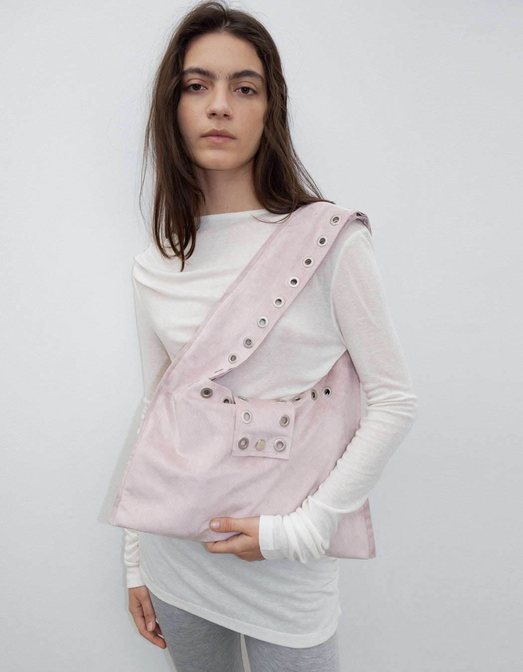 【Polysooem】EYELET SUEDE SHOULDER BAG [ YELLOW BROWN / PINK ]
