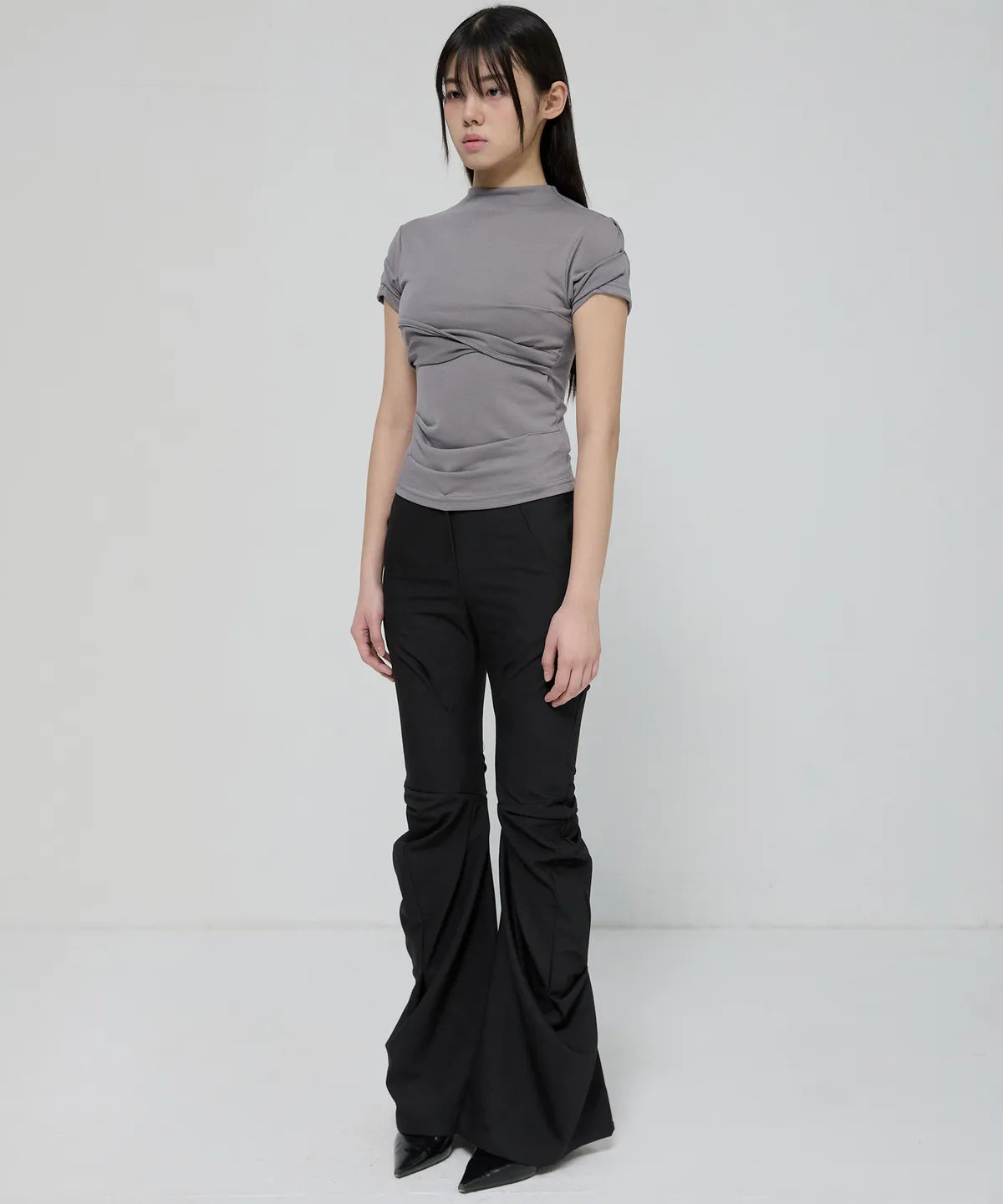 【Flare up】Asymmetrical Draped Mock Neck T-Shirt [Black / Gray]