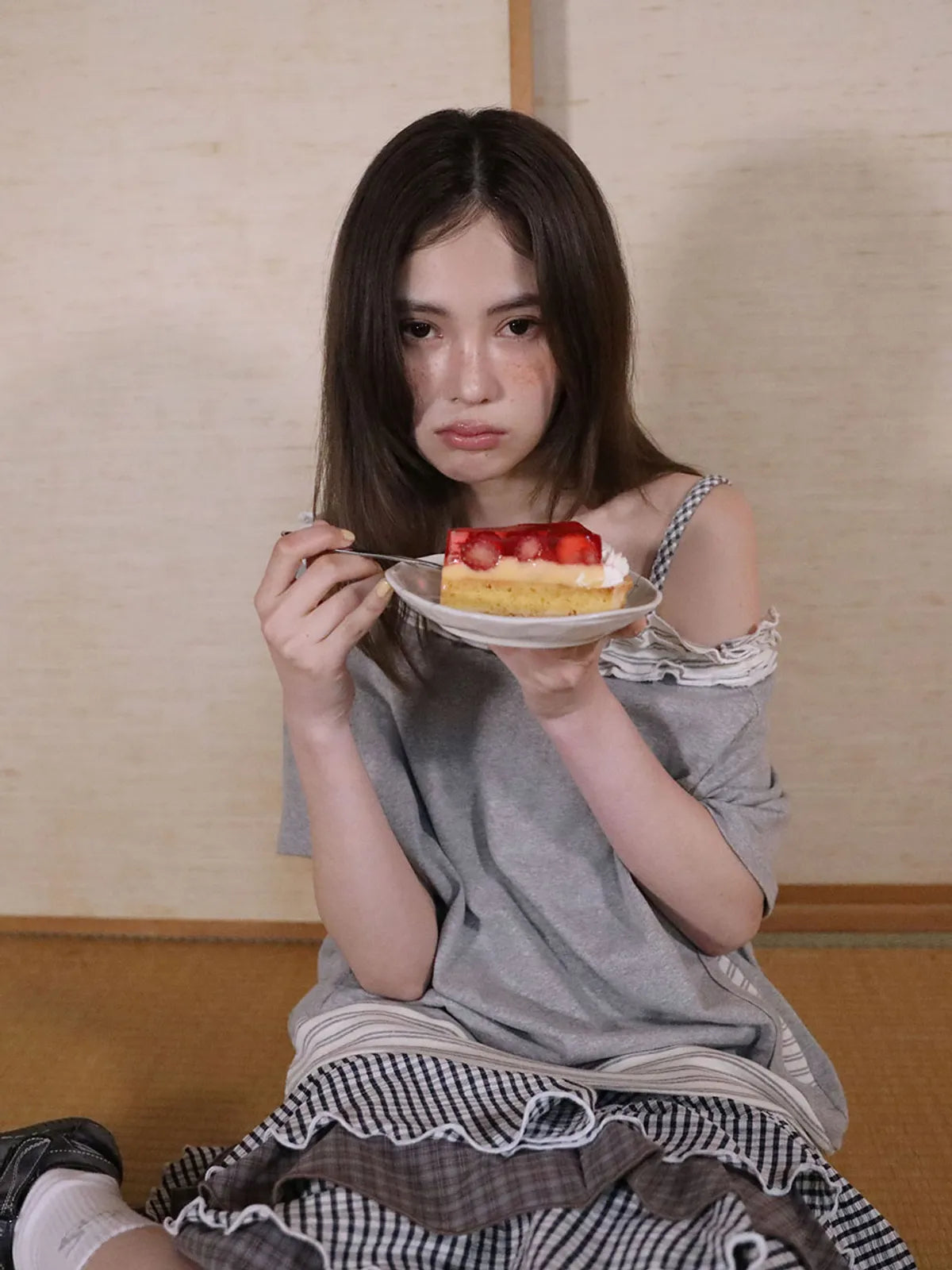 【Uglyshadow】 STRIPE FRILL OFF-SHOULDER [ GREY / NAVY ]