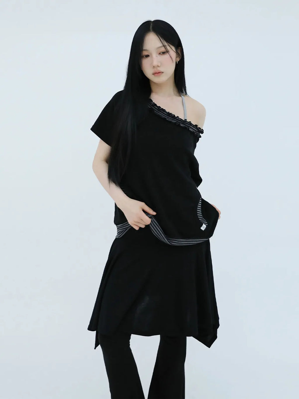 【Uglyshadow】 STRIPE FRILL OFF-SHOULDER [ GREY / NAVY ]