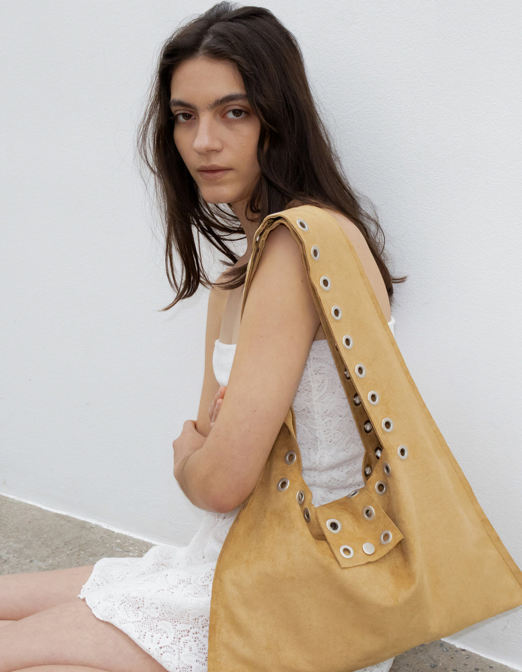 【Polysooem】EYELET SUEDE SHOULDER BAG [ YELLOW BROWN / PINK ]