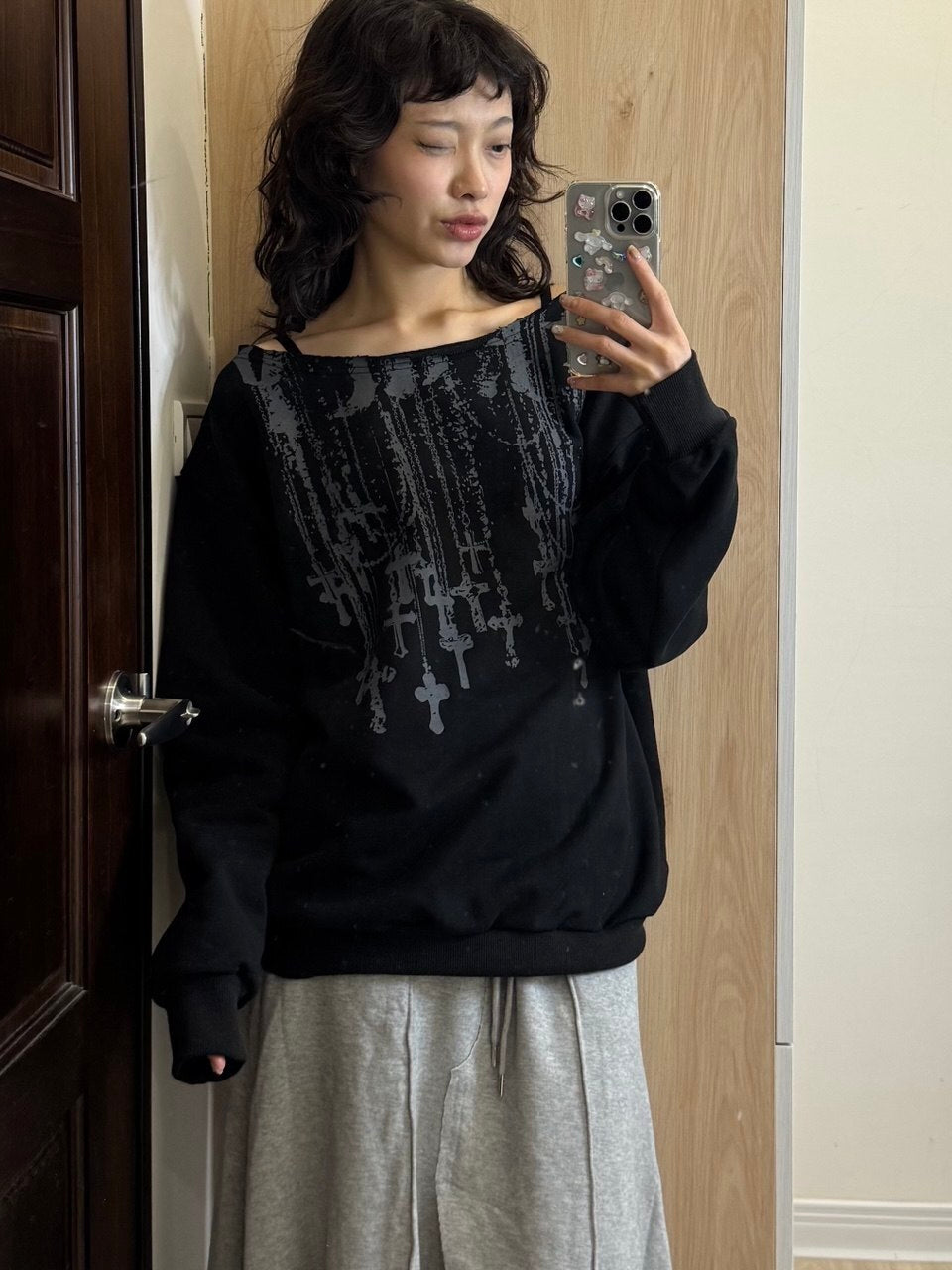 【Fancy Club】NECKLISS ONE-SHOULDER SWEATSHIRT [Gray / Black]