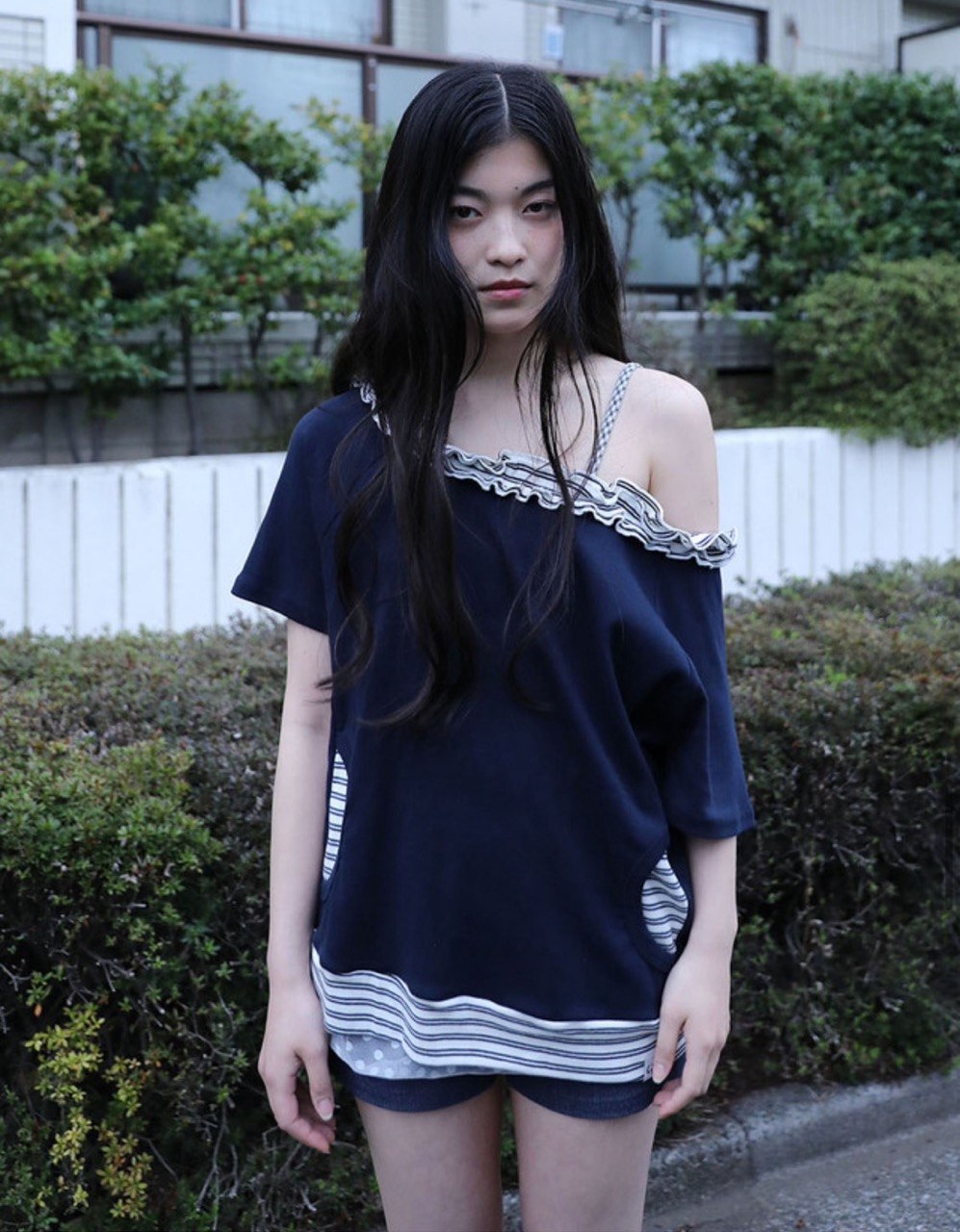 【Uglyshadow】 STRIPE FRILL OFF-SHOULDER [ GREY / NAVY ]