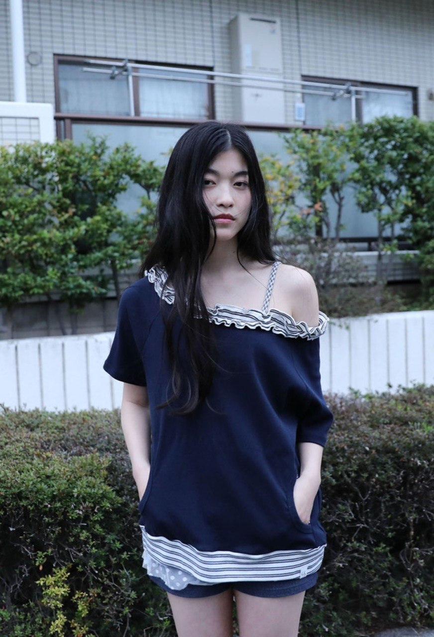 【Uglyshadow】 STRIPE FRILL OFF-SHOULDER [ GREY / NAVY ]