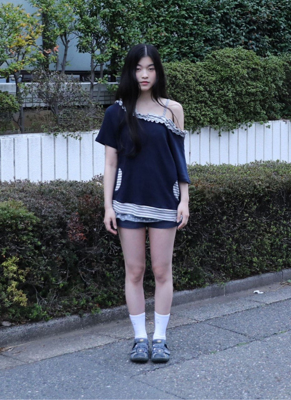 【Uglyshadow】 STRIPE FRILL OFF-SHOULDER [ GREY / NAVY ]