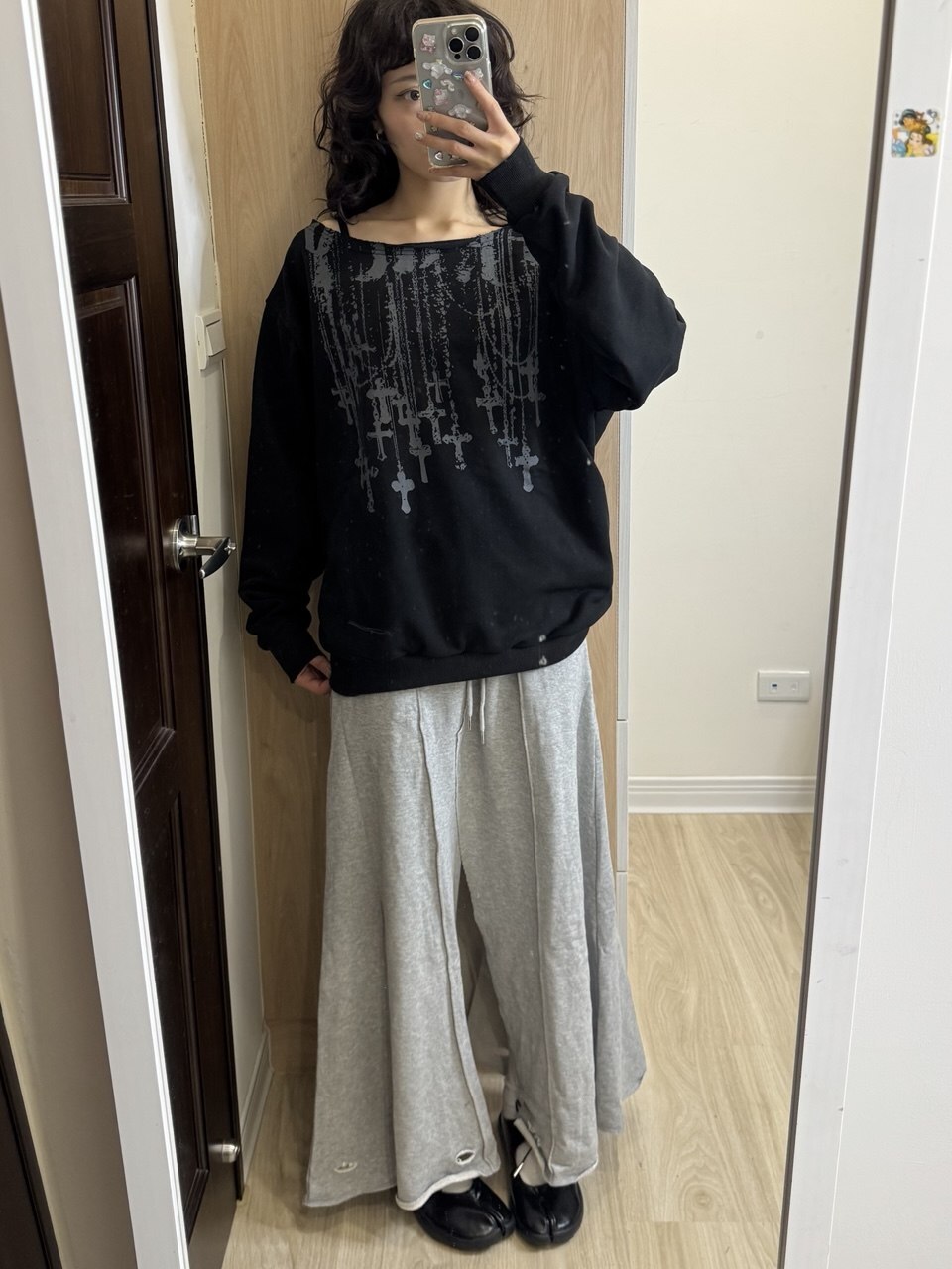 【Fancy Club】NECKLISS ONE-SHOULDER SWEATSHIRT [Gray / Black]