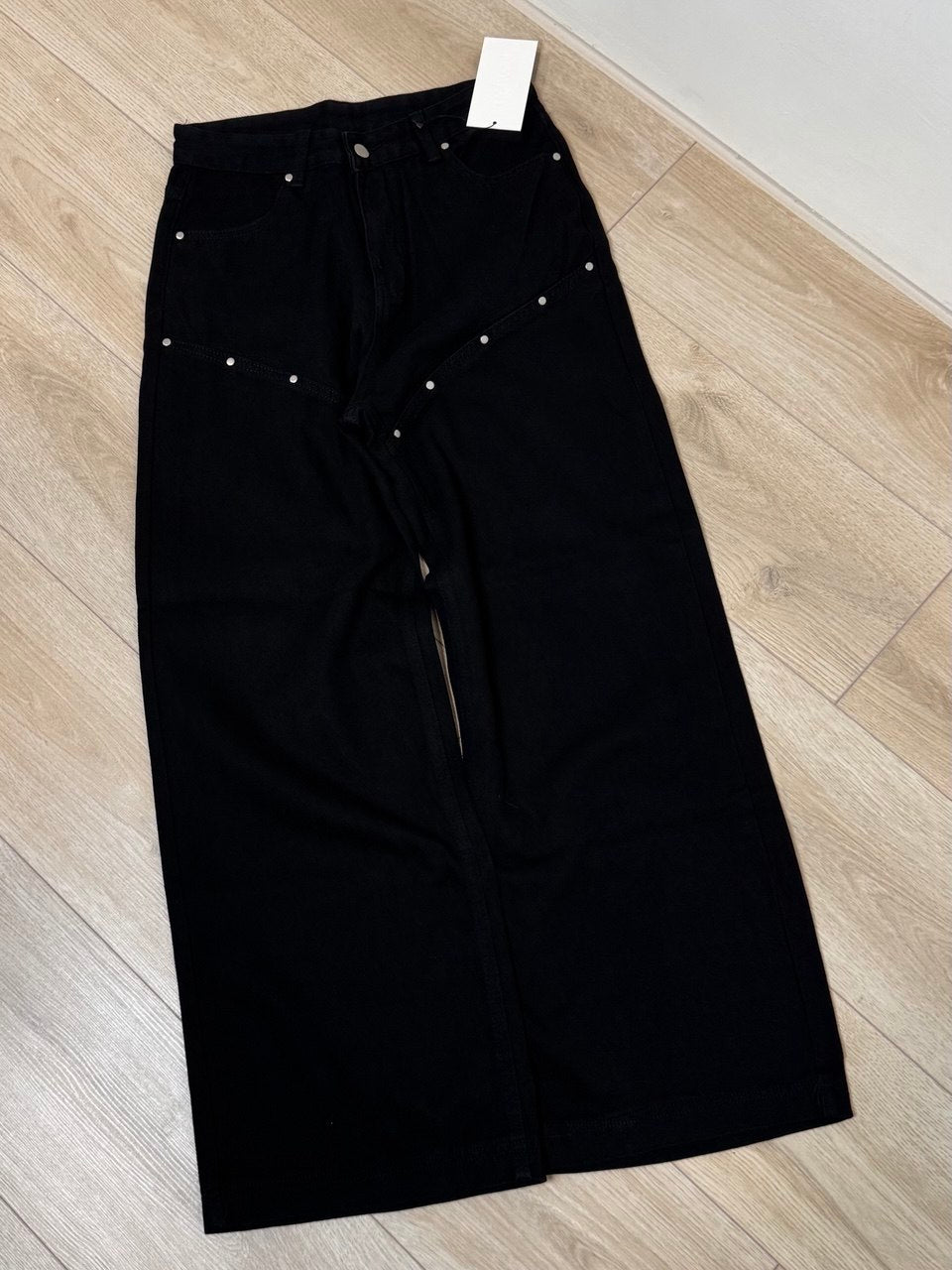 鉚釘線直筒牛仔褲  [White / Black]