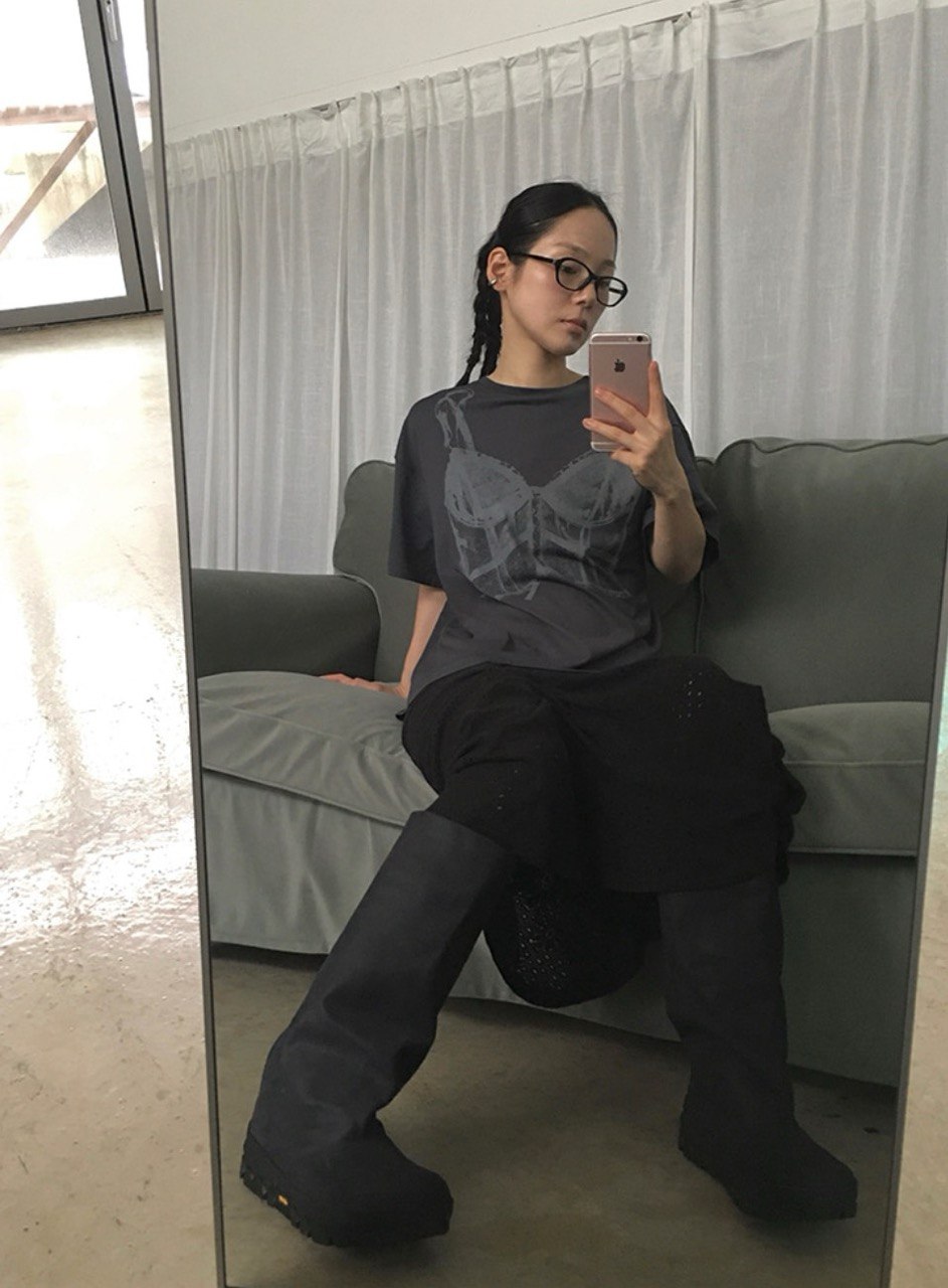 【3hreeto8ighty】SNAP CORSET GRAPHIC T-SHIRT - 2 colors