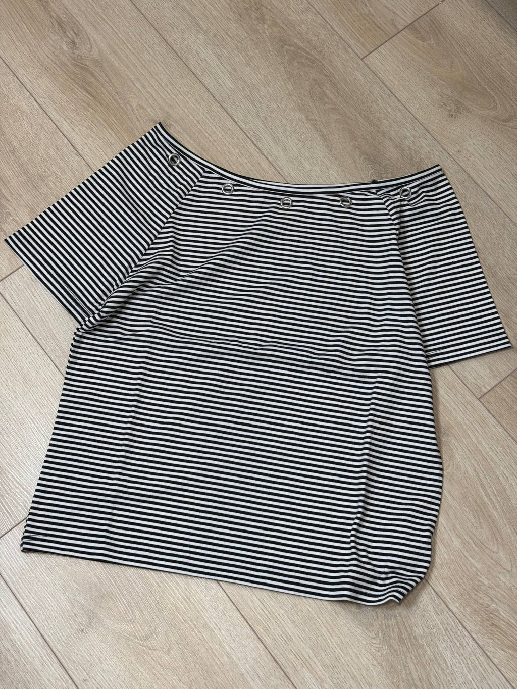 金屬圓圈斜肩短袖 - 4 colors